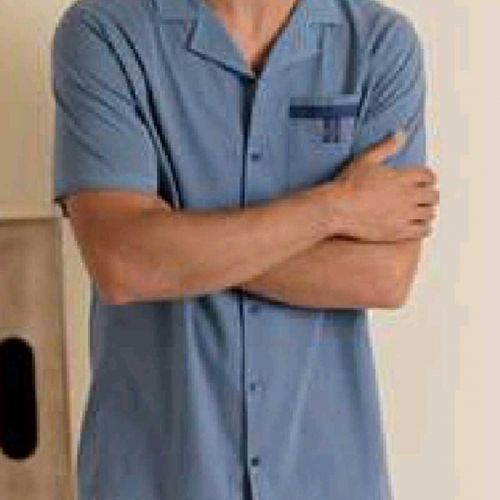 Pijama compuesto por camisa y pantalón corto azul