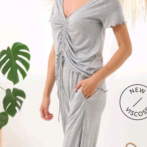 Pijama gris de manga corta y pantalón largo