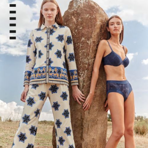 Pijama de color blanco con flores azules y negras