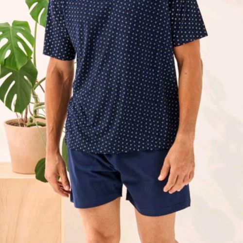 Pijama de hombre de manga y pantalón oscuros cortos