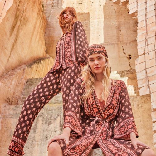 Pijama de color granate con toques rosas